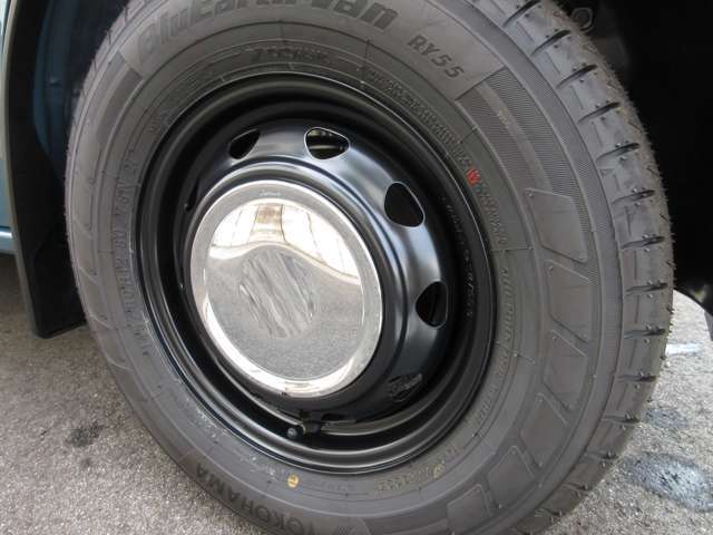 新品のブラックにメッキセンターキャップがお洒落なホイールに新車の145/80-12インチのインチのタイヤの画像になります。