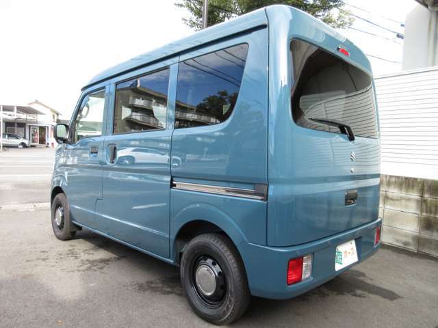 ☆新車ベース☆令和7年式エブリイPAリミテッドベースのキャンパーバンブラック☆スタイル完成！外観はホイールとエンブレムでプチっとカスタム！当店オリジナルの手作りの木製のフルフラットベットキットを搭載！