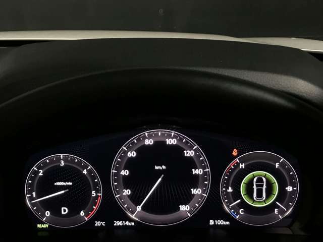 【アクティブ・ドライビング・ディスプレイ】フロントガラスにルートや車速などの情報を表示し、ドライバーの視線移動と、焦点調整の 時間をさらに短縮する事で、わき見のリスクを低減し ます。
