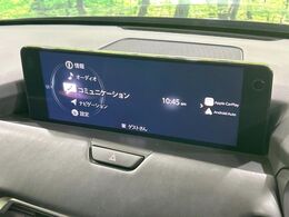【12.3インチマツダコネクト】車内の雰囲気にマッチした大型ディスプレイ。スマホ接続でのナビ使用やBluetooth再生等、様々な機能が楽しめます。直感的なダイヤル操作が可能で、使い勝手も良好です。