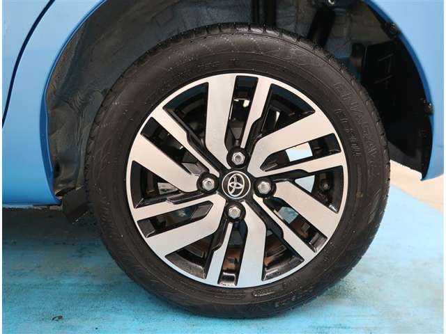 【タイヤ・ホイール】タイヤサイズ165/65R14の純正アルミホイールです。タイヤ溝は約6mmになります。
