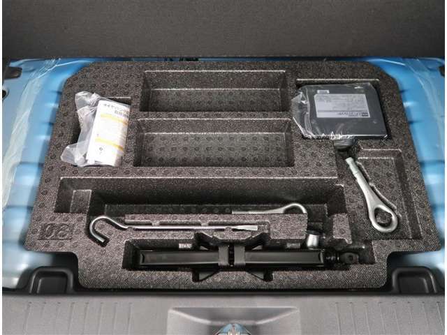 【トランク】フロア下には車載工具とパンク修理キットがあります。