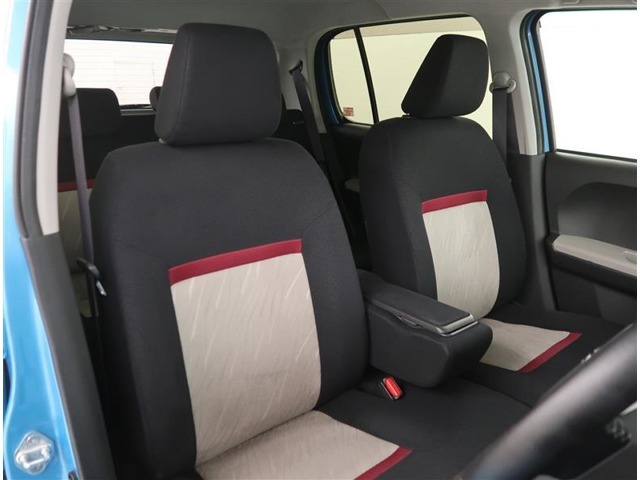 【フロントシート】運転席シートにはアームレストが付いています。