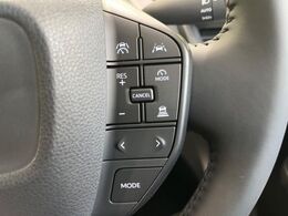 【レーダークルーズコントロール】高速道路での長距離走行が楽に！！自動で速度を保つクルーズコントロールが、衝突軽減システムと連携し、前方の車両を感知して車間を保つように速度調節してくれます！！