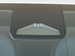 【プリクラッシュセーフティ】前方の車両等を検知し、衝突しそうな時は警報で注意を促し、ブレーキを踏む力をサポート。ブレーキを踏めなかった場合は衝突被害軽減ブレーキが作動、衝突回避をサポートします。