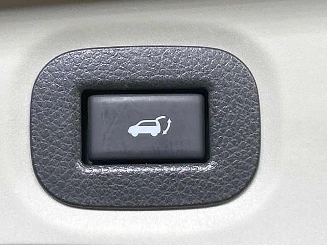 【パワーバックドア】スマートキーや運転席のボタンを押すだけでリアゲートが自動で開閉します！荷物を持っている時や、高い位置にあるバックドアを閉める際に便利な機能です♪