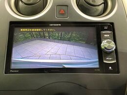 【バックカメラ】駐車時に後方がリアルタイム映像で確認できます。大型商業施設や立体駐車場での駐車時や、夜間のバック時に大活躍！運転スキルに関わらず、今や必須となった装備のひとつです！