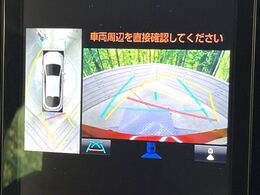 【パノラミックビューモニター】専用のカメラにより、上から見下ろしたような視点で360度クルマの周囲を確認することができます☆死角部分も確認しやすく、狭い場所での切り返しや駐車もスムーズに行えます。