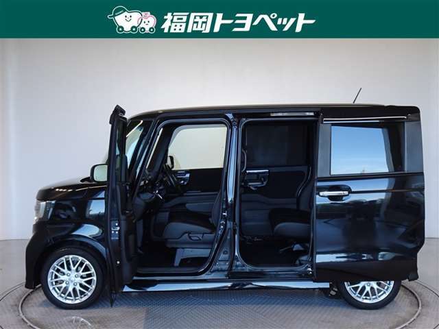 両側パワースライドドア付きだから、狭い駐車スペースなどでの 乗り降りラクラク！小さなお子さまのいるご家庭には嬉しい装備。