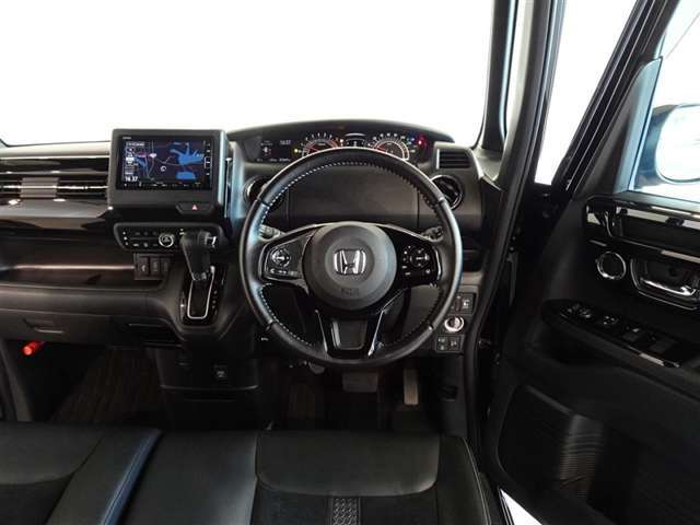革巻きステアリングで快適な操作性の運転席です。