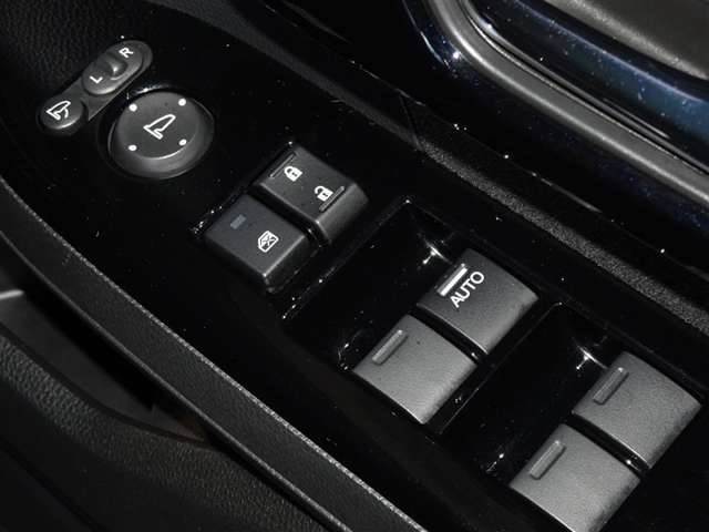 電動格納式ドアミラー・パワーウインドウを装備してます。