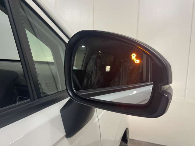 斜め後ろからの後続車をお知らせしてくれるブラインドスポットインフォメーションも標準装備となります♪