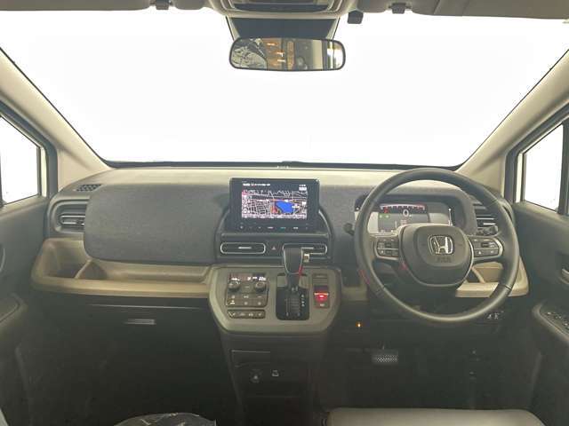 大きなフロントガラスはドライバーに見えやすさを提供しより良い運転ができます。