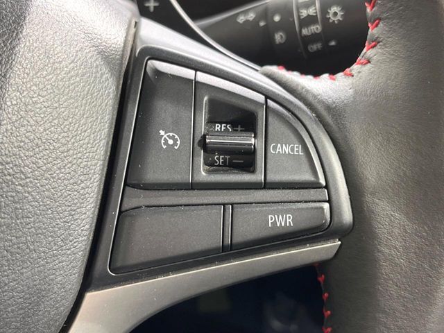 【クルーズコントロール】高速道路もラクラク走行。アクセルを離しても一定速度で走行ができ、長距離運転時の負担を軽減！加速・減速も簡単なスイッチ操作で調整できます。