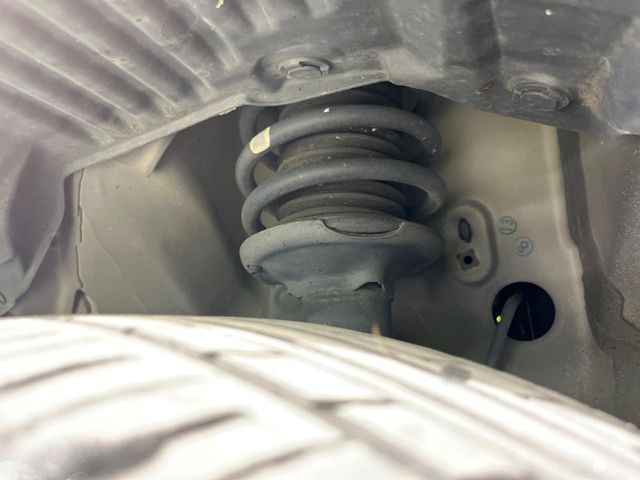 お車を安心してお乗りいただく為には、足回りの定期点検が欠かせません。サービスサポート（有償保証）では無料点検もご提供しており、安心のカーライフをお過ごしいただけるサポート体制が整っています。