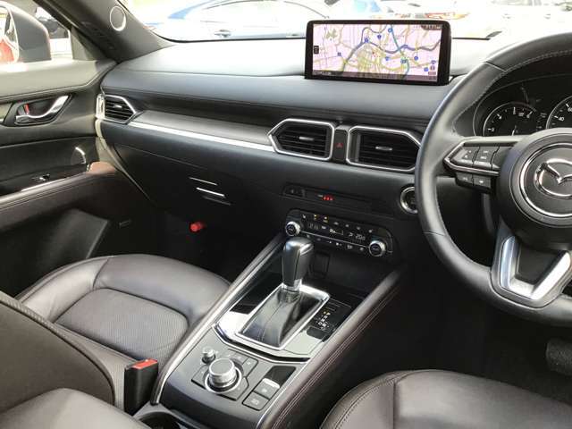 シンプルかつ機能的で扱いやすいインパネ周りです。