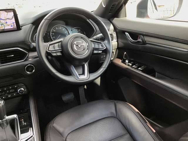 ドライバーを包み込むようにレイアウトされたコックピット！ドライビングポジションを支えるよう、シートの固さもあります！心地よいタイト感を是非座って体感してください☆