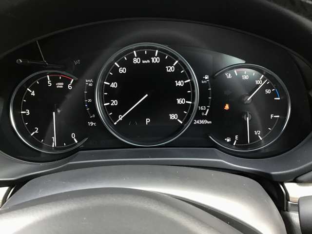 スポーティさを感じる3連メーター☆インフォメーション画面には平均燃費、瞬間燃費、後続可能距離などを表示出来ます☆