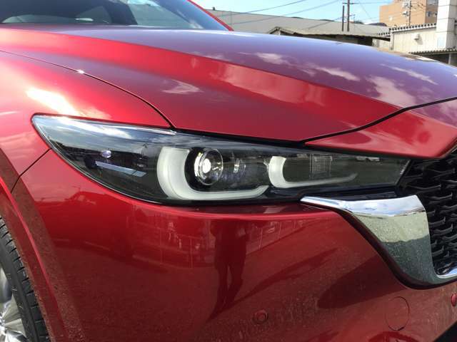 LEDヘッドランプ装備・消費電力が少なく明るいので夜間走行も安心して運転出来ます。