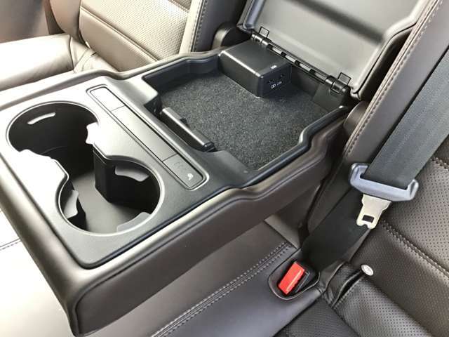 2列目アームレストです★ドリンクホルダー2つ付いております☆シートヒータやUSBも付いています。