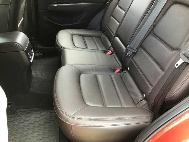 ☆後部座席シート廻り☆　☆リアシートも快適な乗り心地☆シ-トの乗り心地が良く、旅行など長距離運転にも向いています。