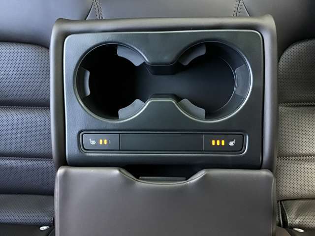 2列目アームレストです★ドリンクホルダー2つ付いております☆シートヒータやUSBも付いています。