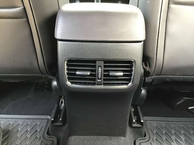 後部座席にもエアコン吹き出し口がしっかり装備されています。