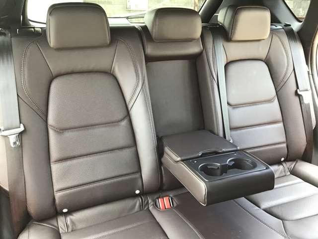 2列目シートも大人の方がゆったりくつろげる空間になってます。