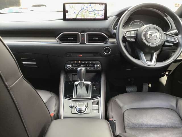 視線移動の少ない正面ゾーンに走行情報を配置、視界を妨げないセンターディスプレイの配置、センターディスプレイの操作はコマンダーコントロールで可能。運転に集中でき必要な情報を逃さないレイアウトです。