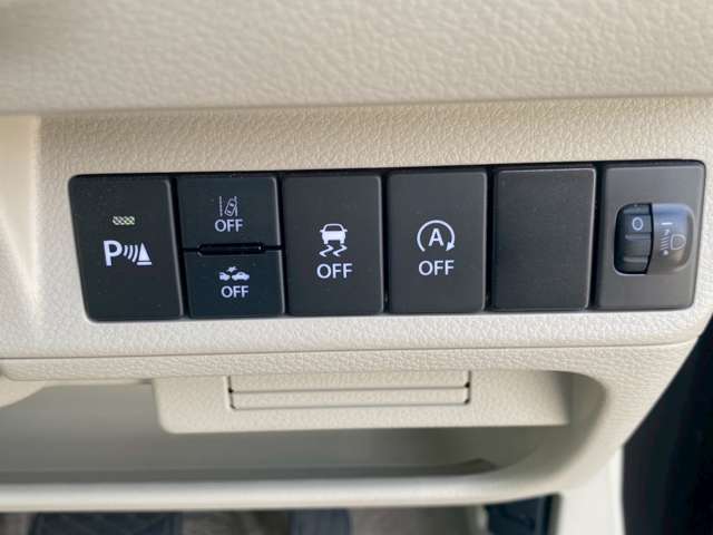 【アイドリングストップ】停車時には、エンジンをストップし、燃料を節約します！スイッチ一つでオフにする事も可能です！オートマチックハイビームや横滑り防止装置など、安全で便利な装備がたくさん付いています！
