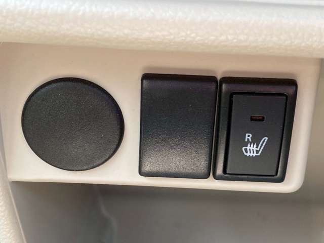 【シートヒーター】運転席にはシートヒーターがついていますので、寒い冬でも座面が暖かくて快適です♪