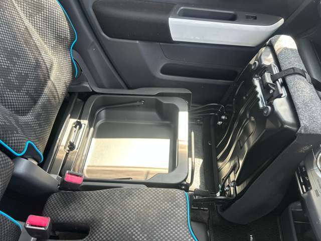 シート下収納搭載車です。座り心地は変わらないまま収納が可能な、あると便利な収納スペースです。