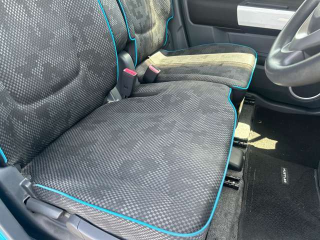シートも大きな汚れやダメージはございません。納車前には室内クリーニングを施工し、綺麗な状態で納車します。