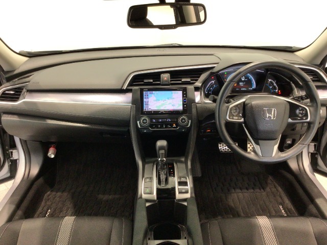 【前方視界】開放的な前方視界！運転がしやすく疲れにくいです♪窓が大きく、見通しがとっても良いおクルマですよ♪