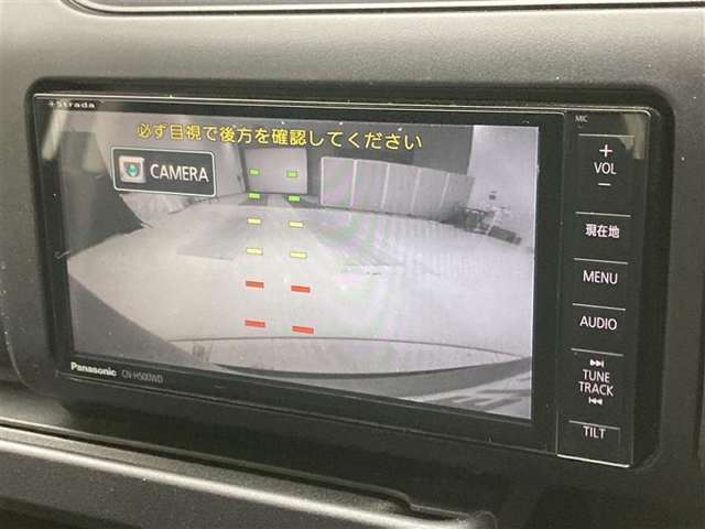 車庫入れもお任せのバックカメラが付いて、後方確認もラクラク♪安全に車庫入れも可能です。便利な機能ですが、バックカメラを過信せず、目視もお忘れなく。