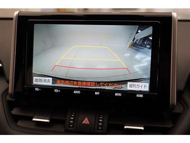 バックモニターがあれば車庫入れ時など、後ろが確認できて安心です。運転に自信がない方にはおすすめの装備です。ただし、バック時目視での確認も忘れずに。