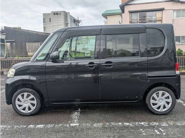センターピラーレス＆スライドドアのオープンドアを採用した背高軽自動車になります。