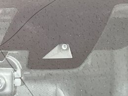 【エマージェンシーブレーキ】走行中に前方の車両等を認識し、衝突しそうな時は警報とブレーキで衝突回避と被害軽減をアシスト。より安全にドライブをお楽しみいただけます。