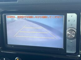 【バックカメラ】駐車時に後方がリアルタイム映像で確認できます。大型商業施設や立体駐車場での駐車時や、夜間のバック時に大活躍！運転スキルに関わらず、今や必須となった装備のひとつです！