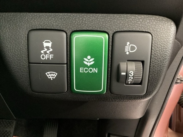 ハンドルの右側にはヘットライトリベライザーとHondaセンシング用のVSA解除スイッチなどがついています。ヘッドライトリベライザーは道路状況や積荷の加重に応じてライトの高さを調節できます。