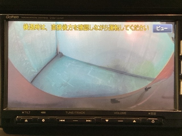 ギヤをR（バック）に入れるとナビの画面に後ろの映像が映るリアカメラ付です。後退時、コンディションが悪い視界でもカラーバックモニターがドライバーをサポートします。