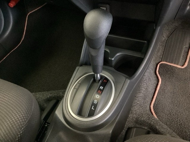 CVT車のセレクトレバーです。低速から高速まで、変速ショックのないスムーズな走りを実現するとともに、エンジン効率のよい領域を維持することで燃費にも貢献します。