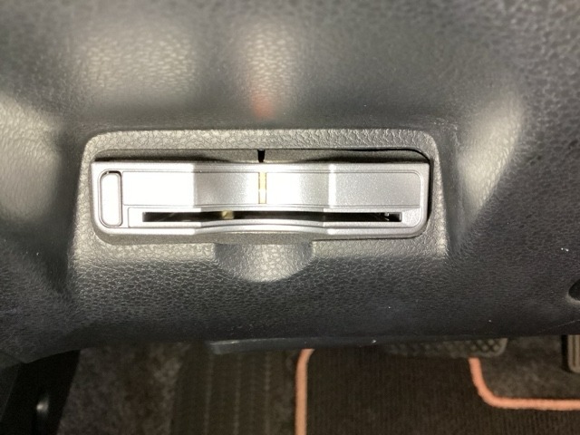 ハンドルの左下にETCがついています。高速道路の料金所の通過も楽々です。　カードの取り出しもしやすい場所についています。