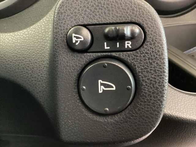 ハンドルの右側に電動格納付きパワーミラーの操作スイッチがついています。左右のサイドミラーの角度調節も微調整ができて便利です。