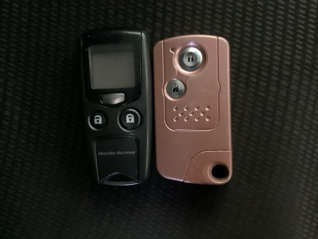 スマートキーを装備しています。鍵を差し込むことなくドアロックの開け閉めと、スタートボタン操作でのエンジンスタートができます。加えて、純正リモコンエンジンスターター用の操作キーもついています。