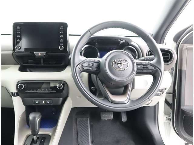 足元広々！快適な運転席回りです