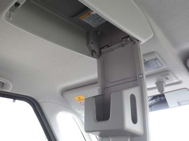 天井から小物入れが登場！運転用のサングラスやポケットティッシュ入れなど活躍しそうです♪