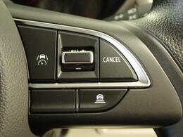 先行車との車間距離を保ちながら加速・減速してくれる「アダプティブクルーズコントロール」を装備しています。ロングドライブに最適ですね！