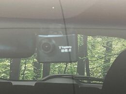 【ドライブレコーダー】安心・安全なカーライフに必須のドライブレコーダーを装備！走行中はもちろん、あおり運転や事故に遭遇した際の状況も映像で記録し、万一のリスクに備えます。