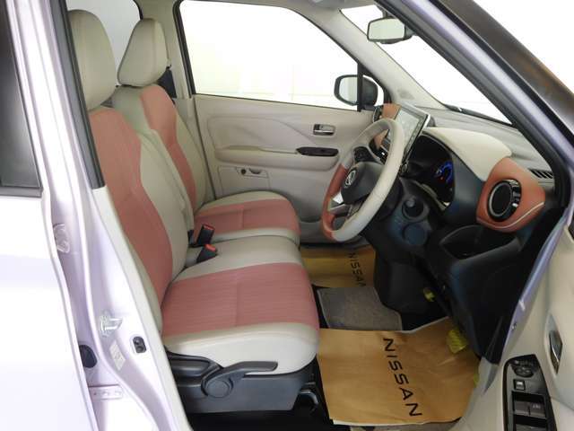 運転席の足元も広く余裕があります　シートリフター付きで小柄な方でも高さ調整が可能です
